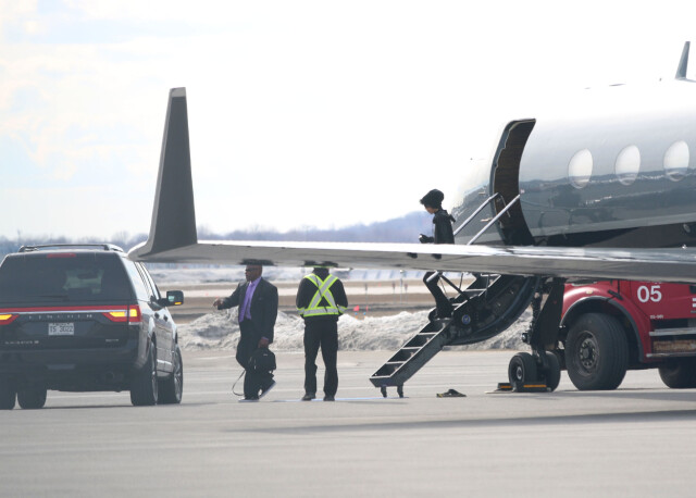 MÅTTE NØDLANDE: Prince på vei ut av privatflyet. Dette bildet er ikke tatt i forbindelse med nødlandingen fredag. Foto: Splash News MÅTTE NØDLANDE: Prince på vei ut av privatflyet. Dette bildet er ikke tatt i forbindelse med nødlandingen fredag. Foto: Splash News